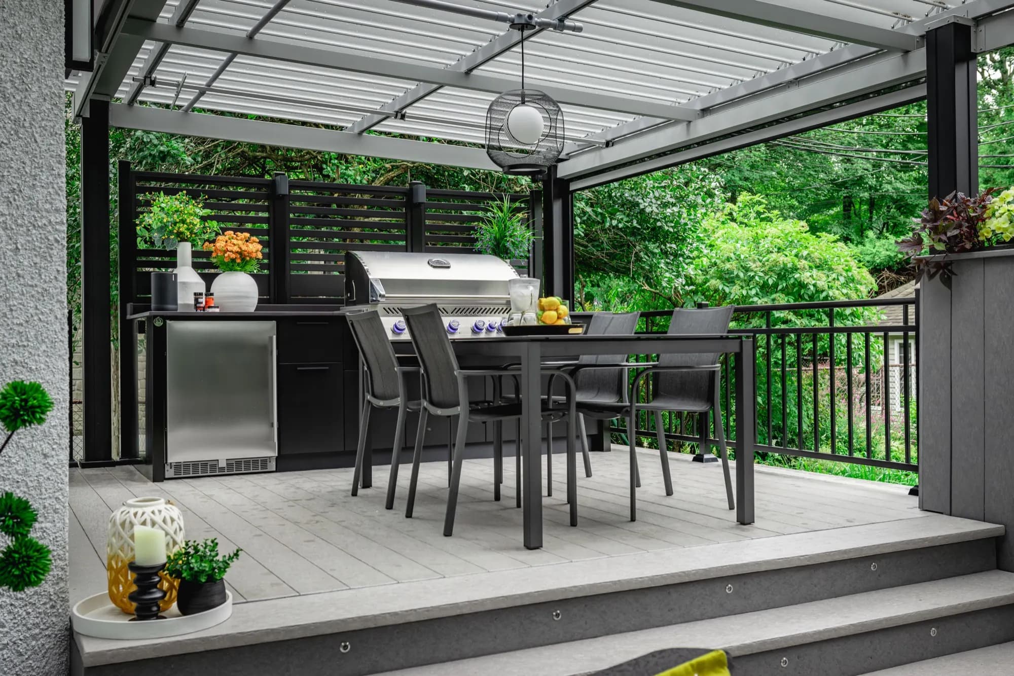 Cuisine extérieure compacte sur une terrasse couverte en ville
