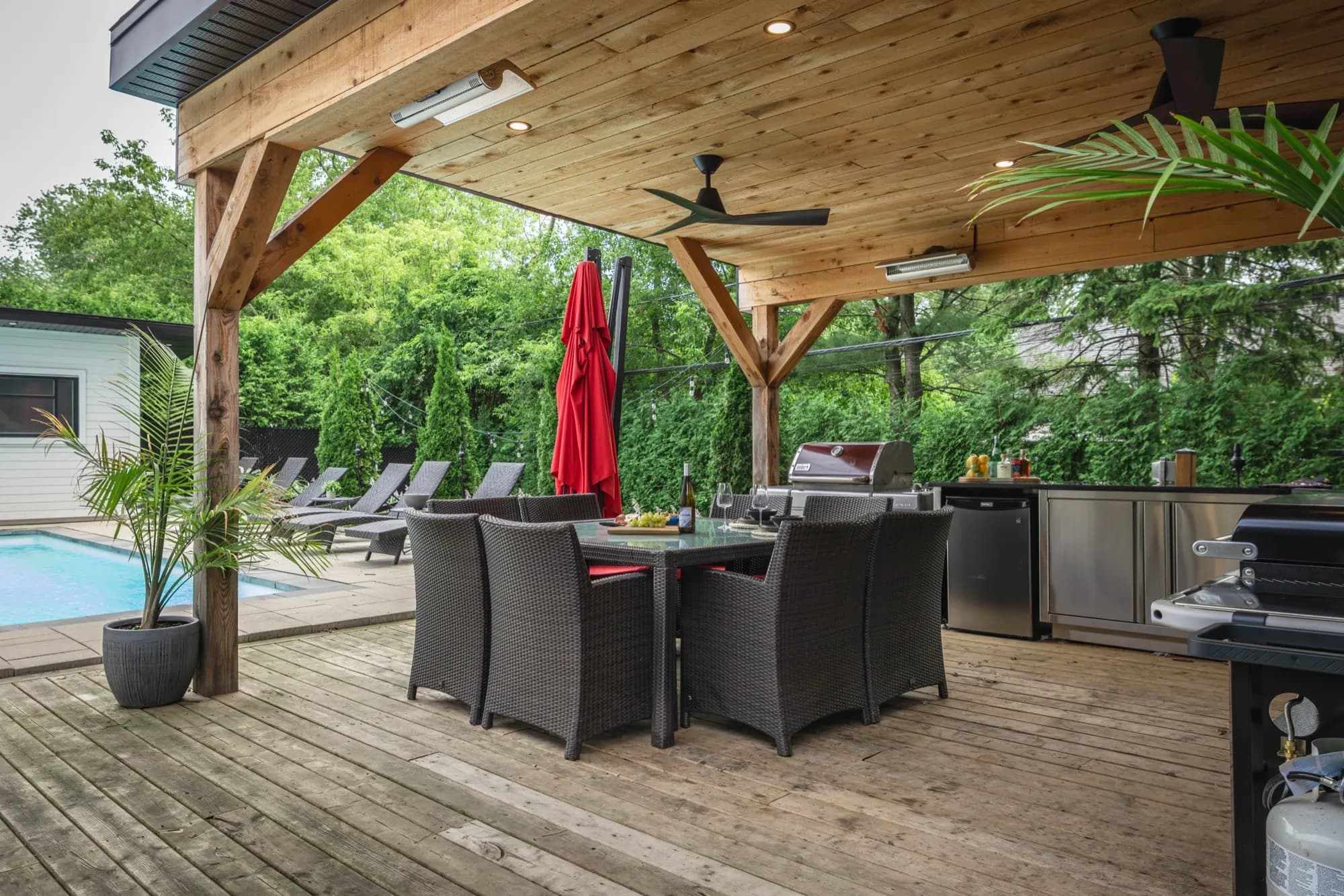 Cuisine extérieure sous pavillon de bois avec kamado rouge à Rosemère