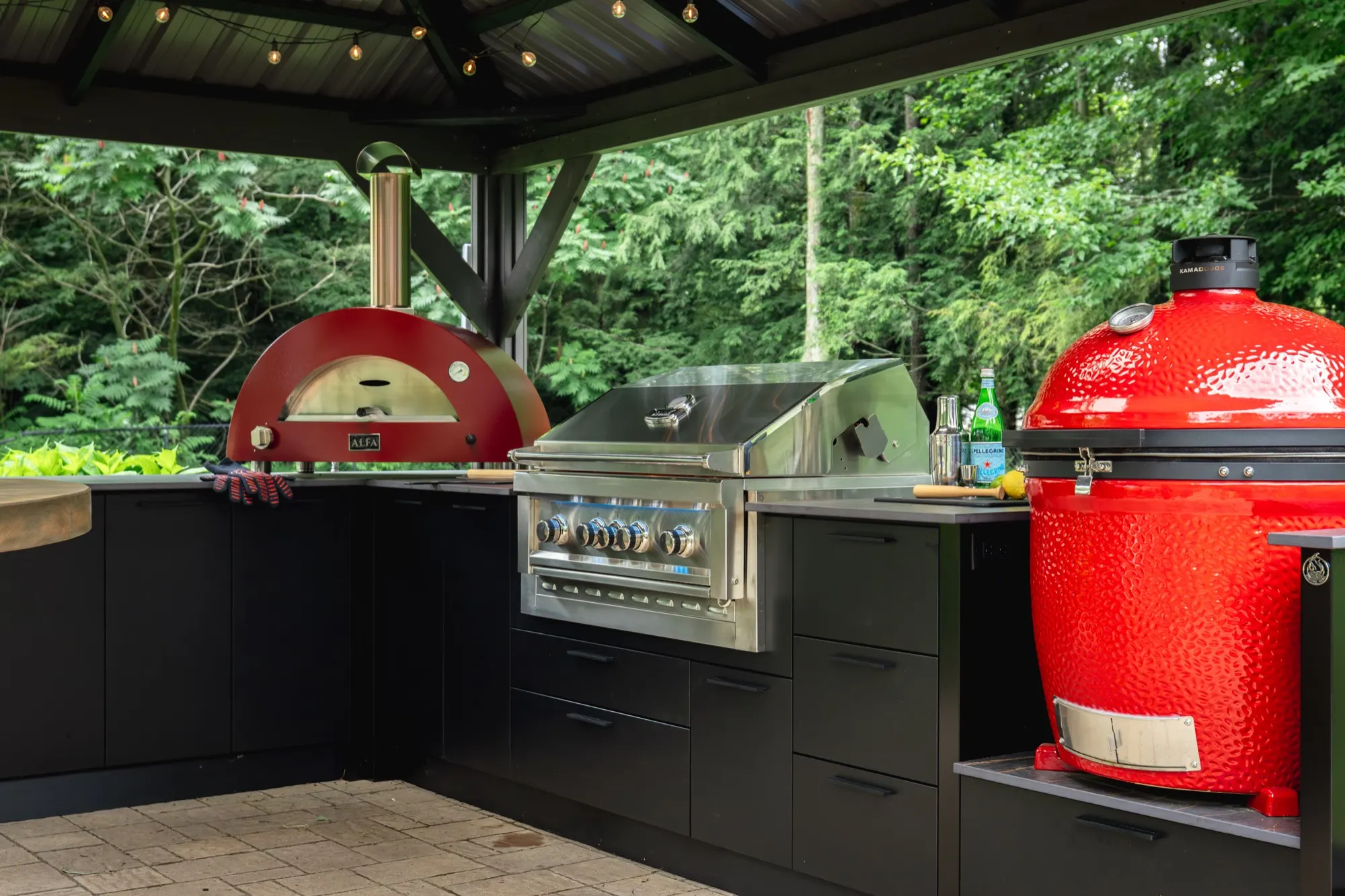 Gazebo avec four à pizza, gril et kamado