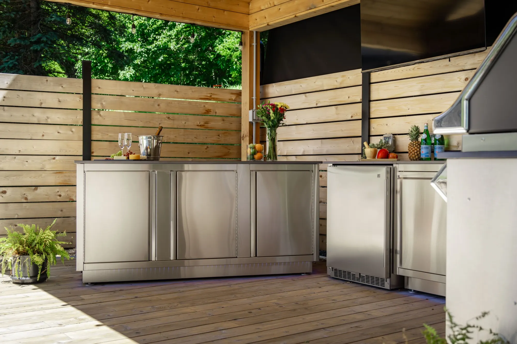 Cuisine d'inox et bois blond sous une toiture